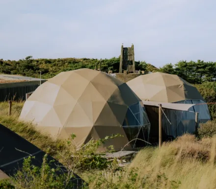 Beachdome overview met glijbaan op achtergrond