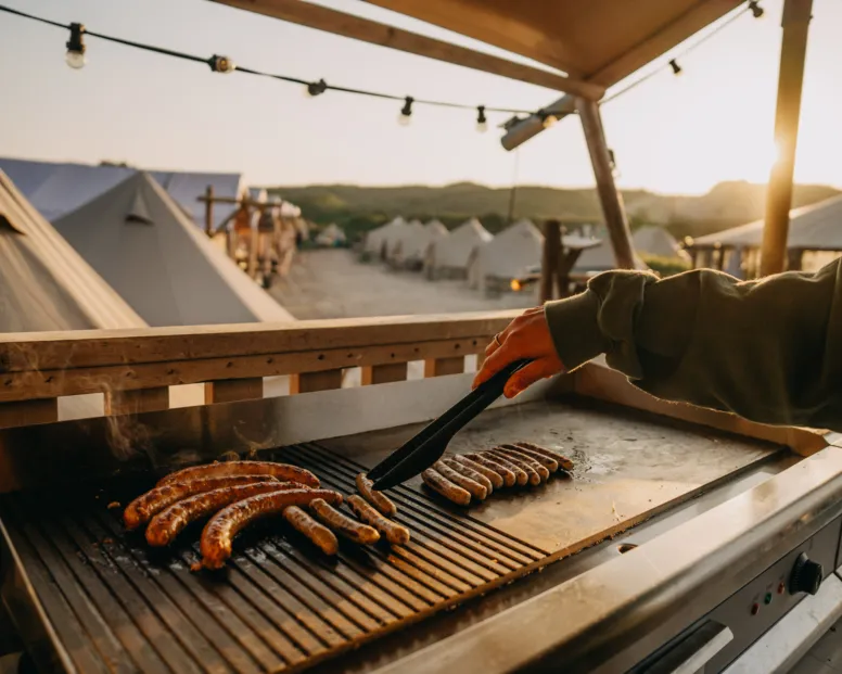 Beachcamp terras BBQ food en luxe tenten