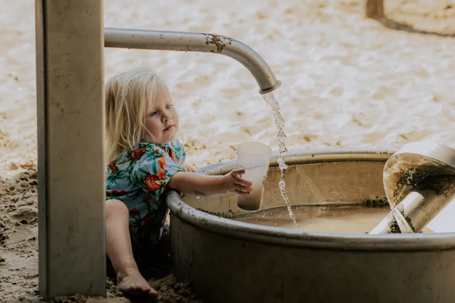 Gestrand spelen water speeltuin