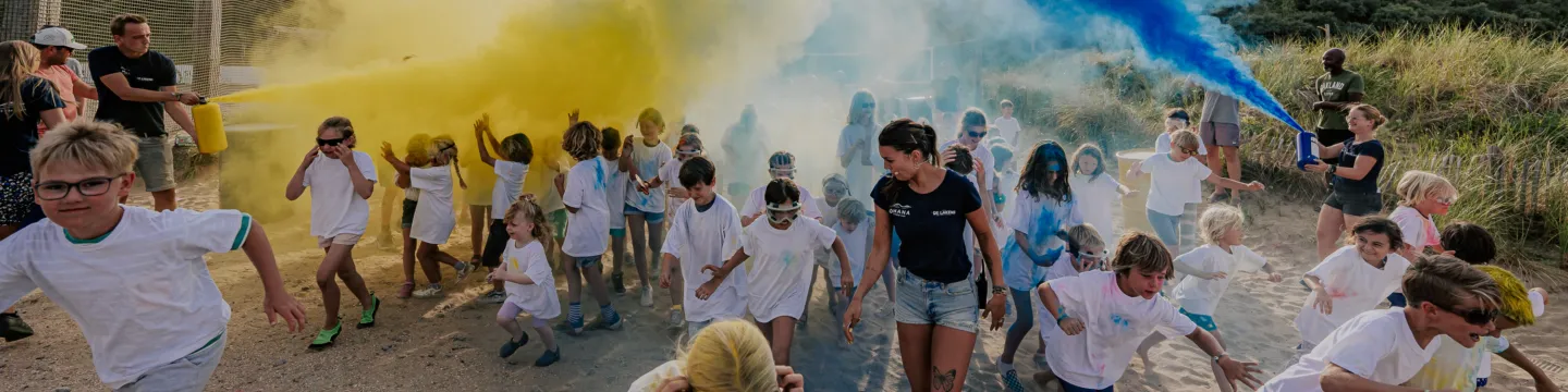 kleuren feest explosie kinderen dansen rennen