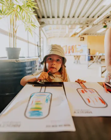 kinderen kleuren spelen knutselen de lakens gestrand