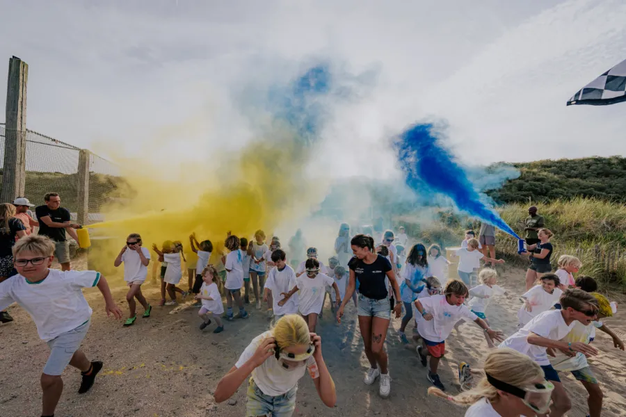 kleuren feest explosie kinderen dansen rennen