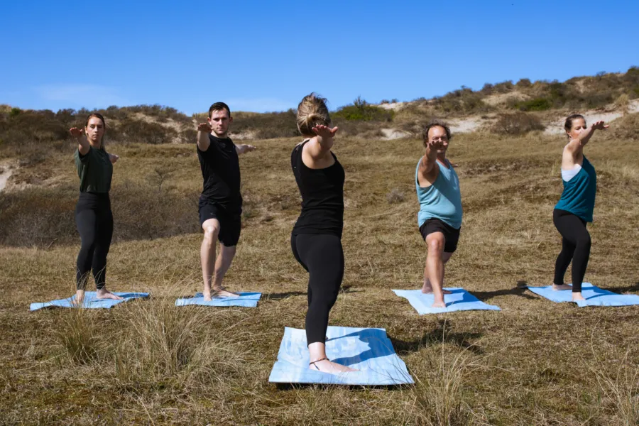 Yoga in de duinen buiten